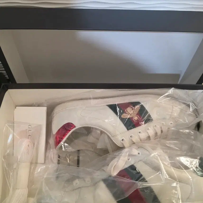 [BUNJANG] Gucci Bee Embroidered Sneakers White Leather Size 265 / 구찌 스니커즈 화이트 벌꿀 자수 265