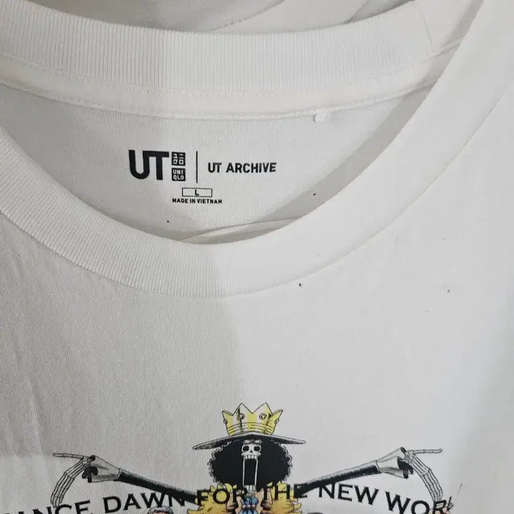 [BUNJANG] Uniqlo One Piece Collaboration T-Shirt White / 유니클로 원피스 콜라보 티셔츠 화이트