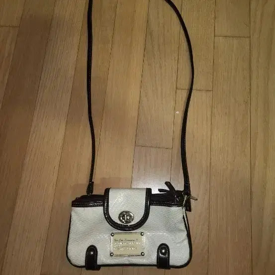 [BUNJANG] Nine West Ivory &amp; Brown Accent Crossbody Bag / NINE WEST 나인웨스트 크로스백 가방입니다