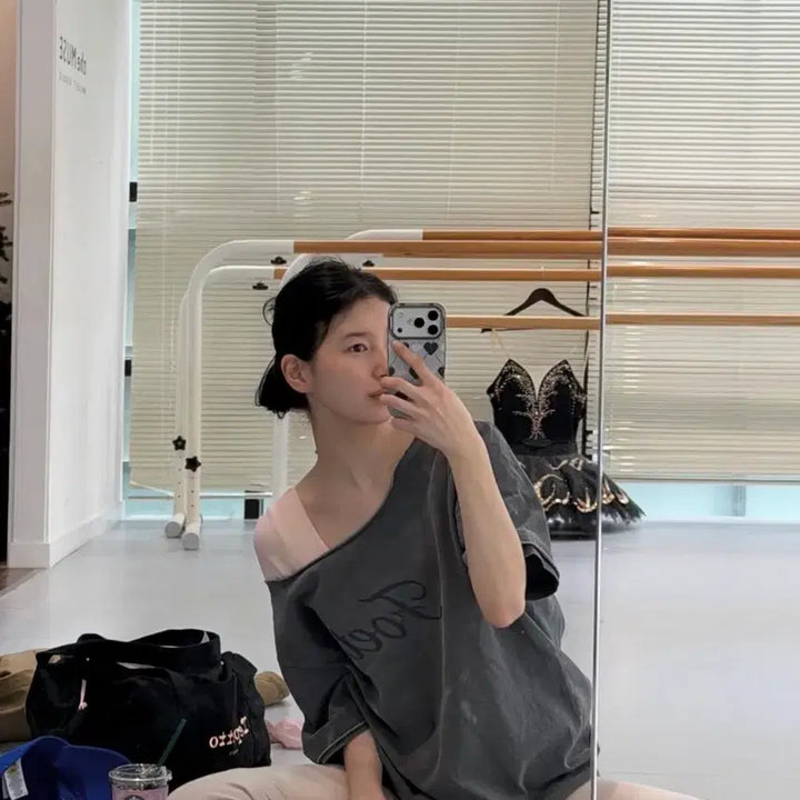 [SOLD OUT] 새상품) 포에토 빈티지 피그먼트 오프숄더 티셔츠 수지 착용