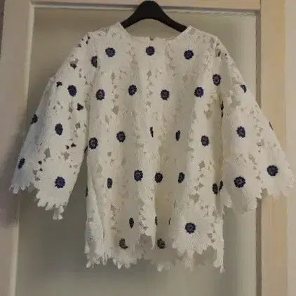 [BUNJANG] Floral Embroidery Blouse Top / 꽃자수 블라우스탑