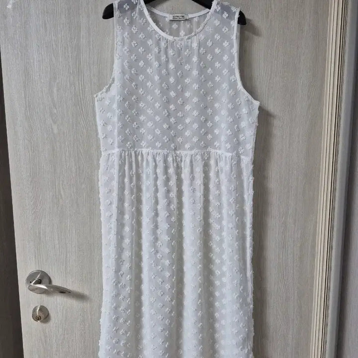 [BUNJANG] Embossed Flower Lace See-Through Layered Dress / 엠보플라워 레이스 시스루 레이어드 원피스(미착용)