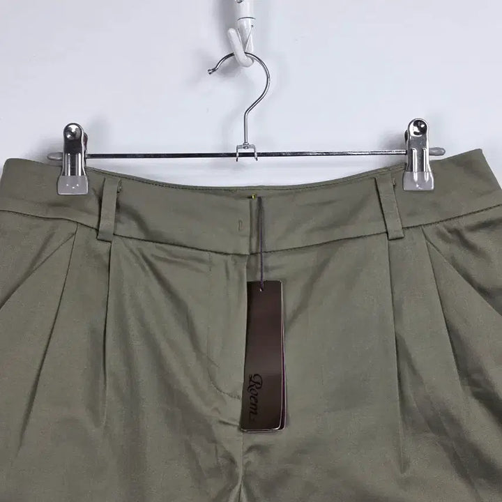 [BUNJANG] Roem Khaki Two-Tuck Roll-up Shorts Women&