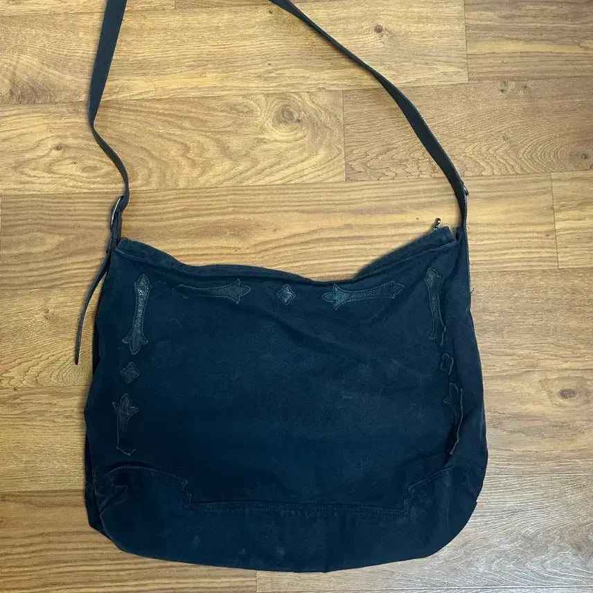 [BUNJANG] Poleriteu Fleur Patched Crossbody Bag Washed Black / 폴리테루 플뢰르 패치드 크로스백 워시드 블랙