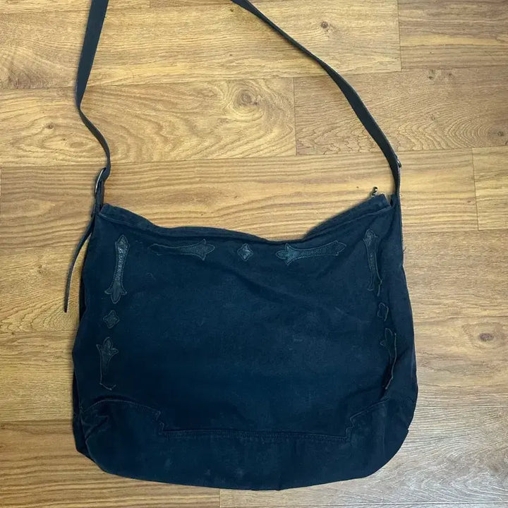[BUNJANG] Poleriteu Fleur Patched Crossbody Bag Washed Black / 폴리테루 플뢰르 패치드 크로스백 워시드 블랙