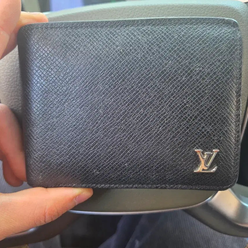 [BUNJANG] Louis Vuitton Taiga Leather Multiple Wallet Black / 루이비통 멀티플 월릿 타이가 블랙(정품,단품)