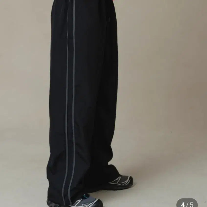 [BUNJANG] Black Training Pants with White Side Stripe / 트레이닝 팬츠