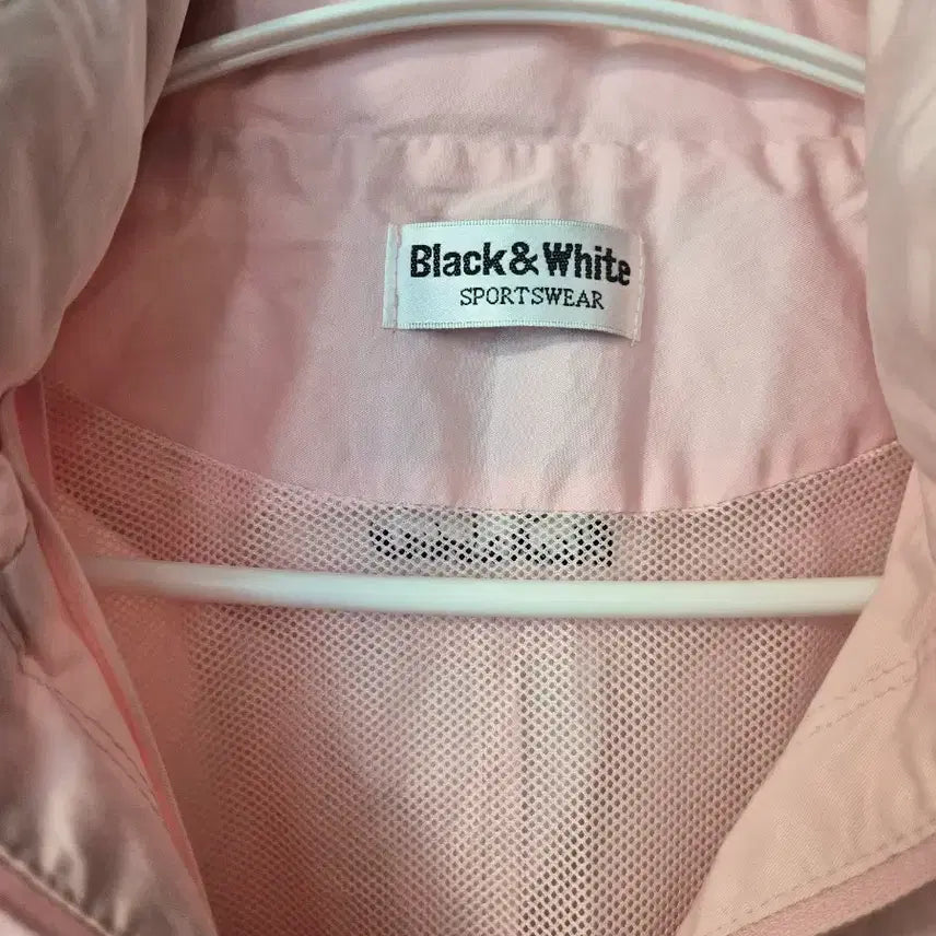 [BUNJANG] Black&amp;White Embroidered Logo Windbreaker Jacket / Black&amp;White 화사한 베이비 핑크 로고 자수 바람막이