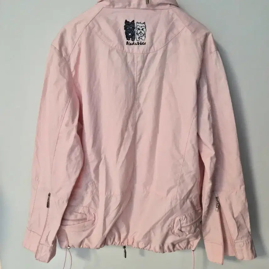 [BUNJANG] Black&amp;White Embroidered Logo Windbreaker Jacket / Black&amp;White 화사한 베이비 핑크 로고 자수 바람막이