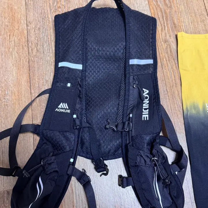 [BUNJANG] OnRunning 5.5L Trail Running Vest &amp; Arm Sleeves / 오니지 러닝조끼 팔토시 온러닝 호카 살로몬 베스트 트레일러닝 5.5L
