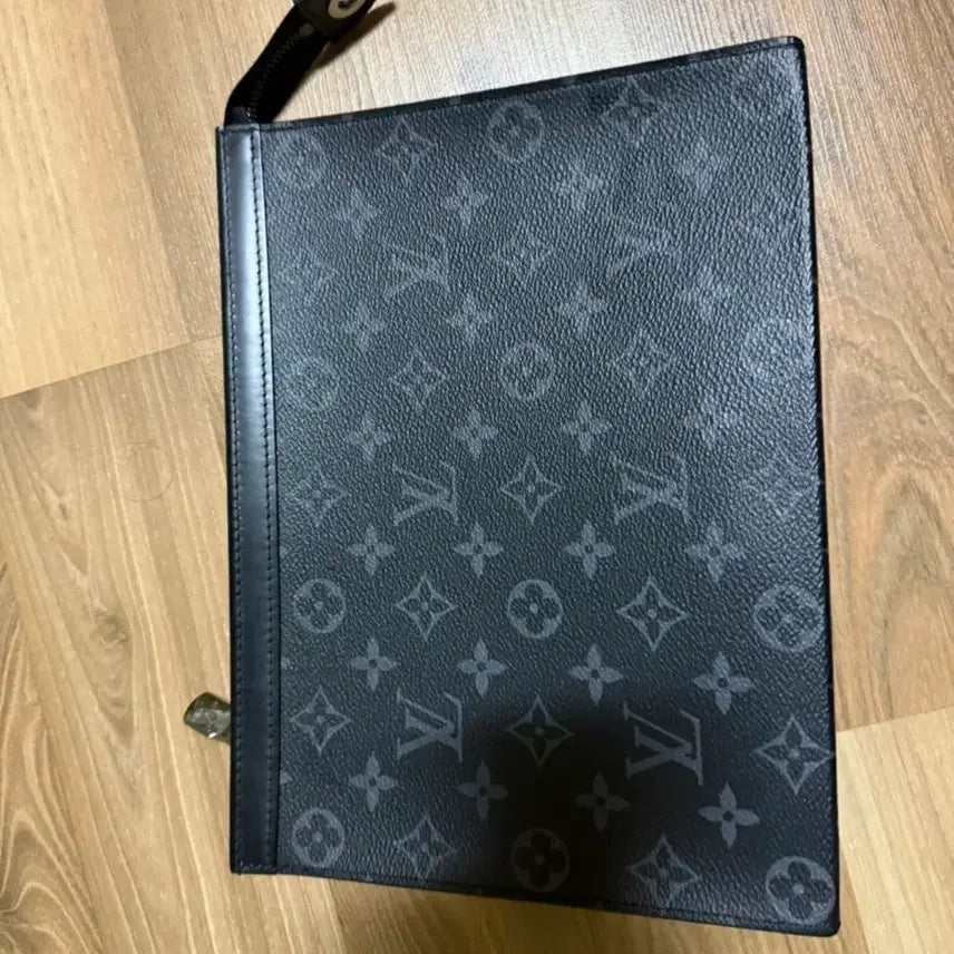 [BUNJANG] Louis Vuitton Pochette Voyage MM Monogram Eclipse Clutch / [S+급/새상품] 루이비통 포쉐트 보야주 MM 모노그램 이클립스 클러치