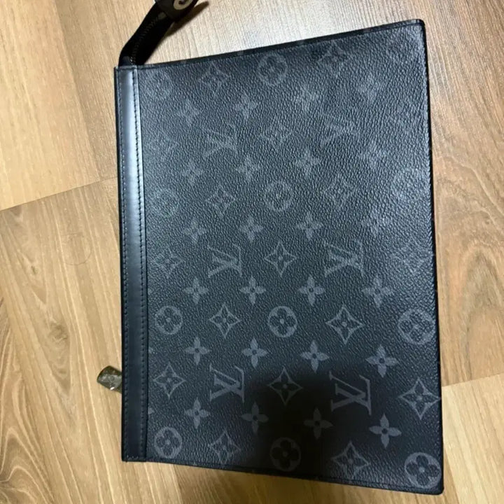 [BUNJANG] Louis Vuitton Pochette Voyage MM Monogram Eclipse Clutch / [S+급/새상품] 루이비통 포쉐트 보야주 MM 모노그램 이클립스 클러치