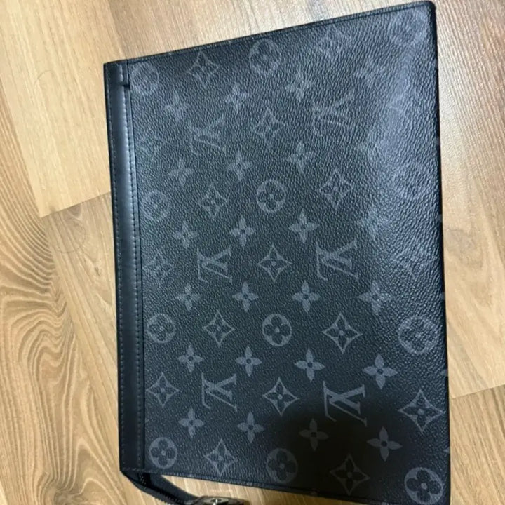 [BUNJANG] Louis Vuitton Pochette Voyage MM Monogram Eclipse Clutch / [S+급/새상품] 루이비통 포쉐트 보야주 MM 모노그램 이클립스 클러치