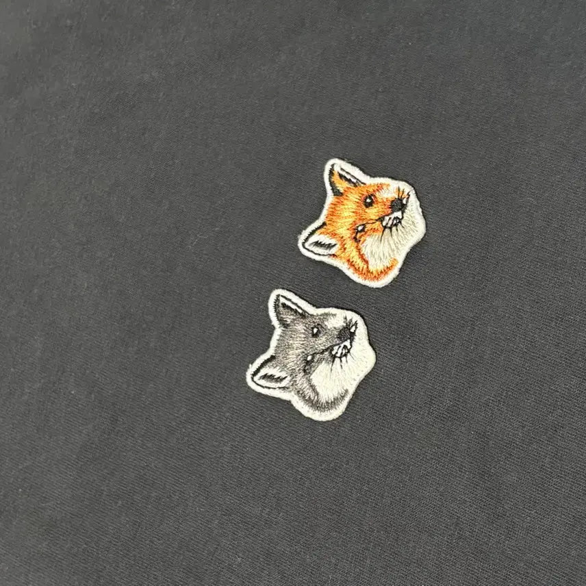 [BUNJANG] Maison Kitsuné Double Fox Head Embroidered T-Shirt (Anthracite, L) / 메종키츠네 더블 폭스 블랙 반팔 앤트러사이트