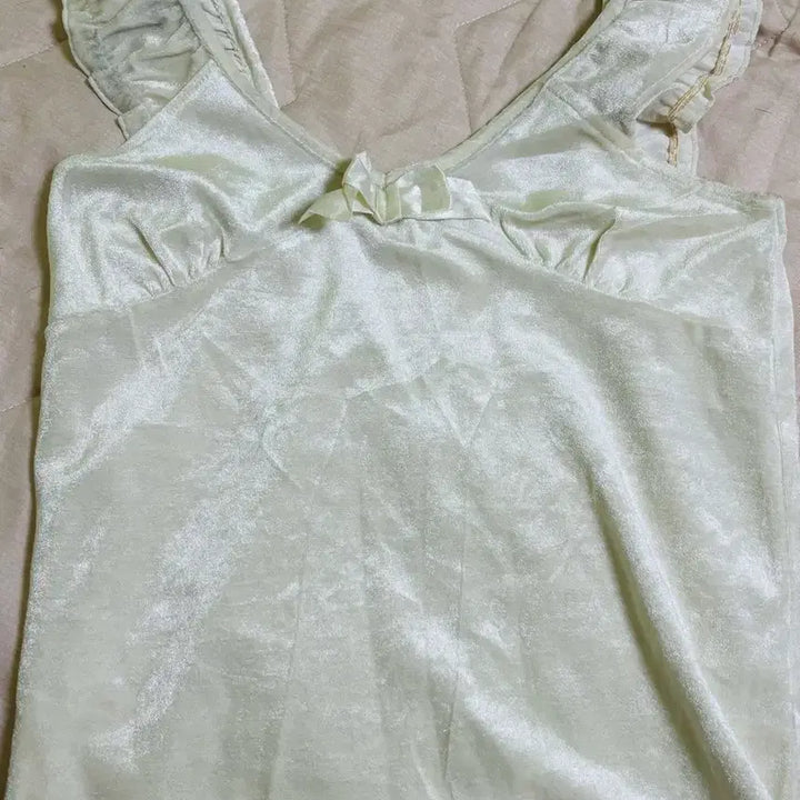 [BUNJANG] Liz Lisa Ivory Frill Velvet Sleeveless Top / 리즈리사 liz lisa 히메갸루 트랄라라 아이보리 프릴 벨벳 민소매 탑