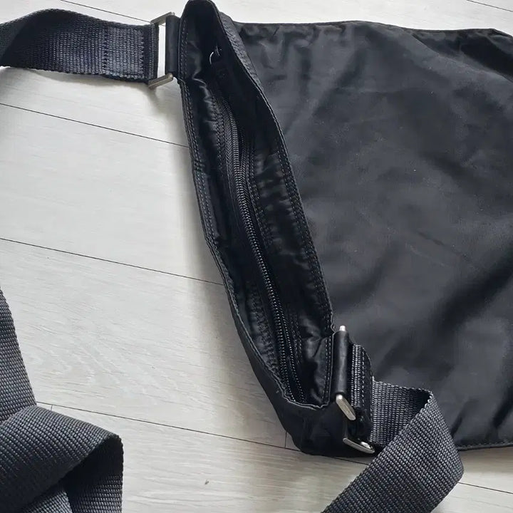 [BUNJANG] Prada Tessuto Nylon Triangle Logo Messenger Bag / 프라다 나일론 테수토 삼각로고 메신저백 남여공용