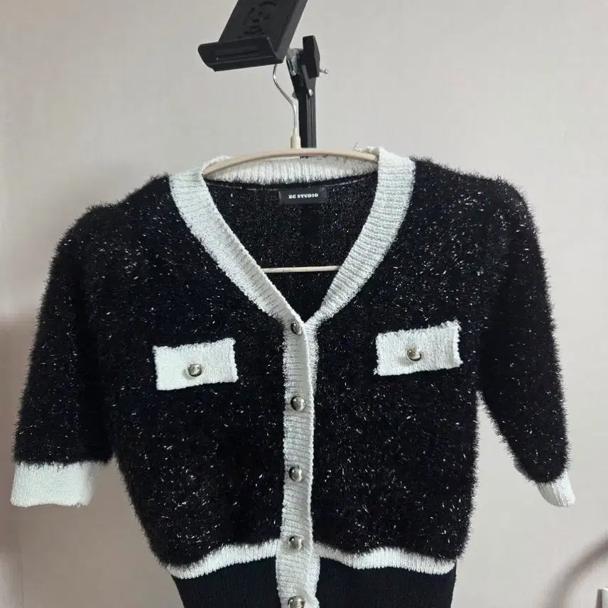 [BUNJANG] Black Short Cardigan with White Line Detail / 블랙 숏 가디건