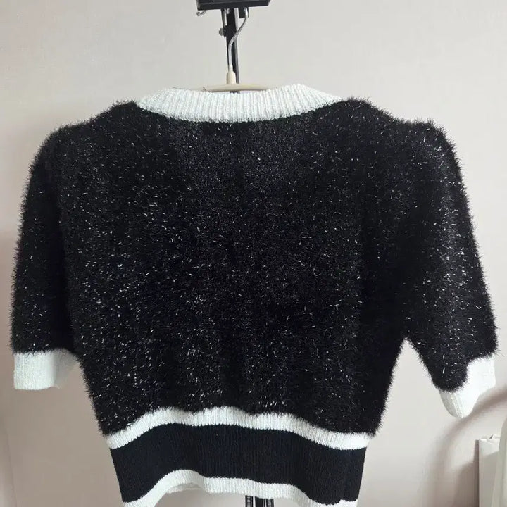 [BUNJANG] Black Short Cardigan with White Line Detail / 블랙 숏 가디건