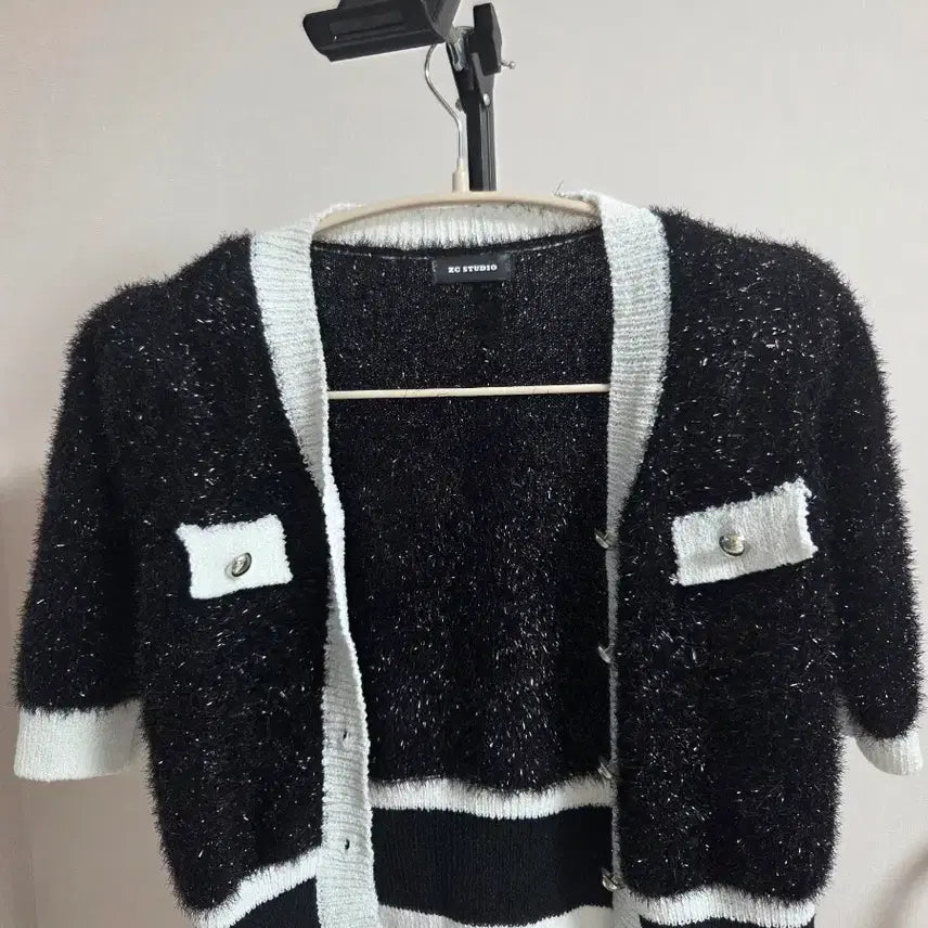 [BUNJANG] Black Short Cardigan with White Line Detail / 블랙 숏 가디건