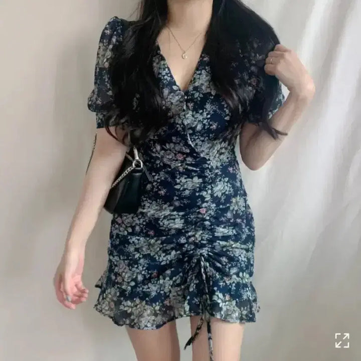 [BUNJANG] Floral Shirring Asymmetrical Mini Dress / 에이블리 지그재그 플라워 셔링 언발 미니 원피스