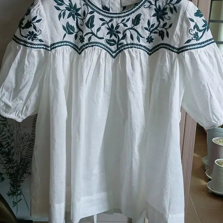 [BUNJANG] The Great White Embroidered Blouse / 더 그레이트 화이트 플라워 자수 블라우스