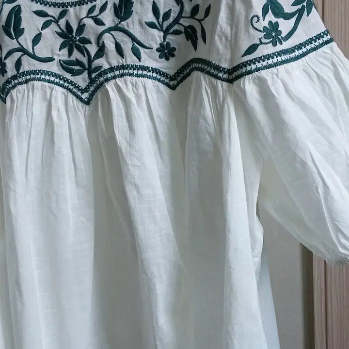 [BUNJANG] The Great White Embroidered Blouse / 더 그레이트 화이트 플라워 자수 블라우스