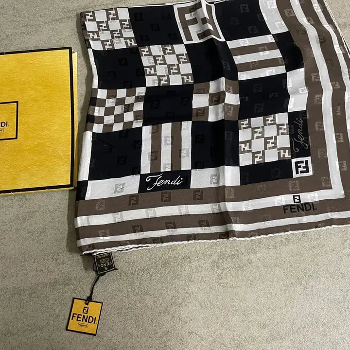 [BUNJANG] Fendi FF Logo Scarf Brown Black White / 매장가 백맘원대 펜디 FF 로고 스카프 브라운 블랙 화이트