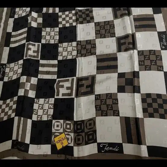[BUNJANG] Fendi FF Logo Scarf Brown Black White / 매장가 백맘원대 펜디 FF 로고 스카프 브라운 블랙 화이트