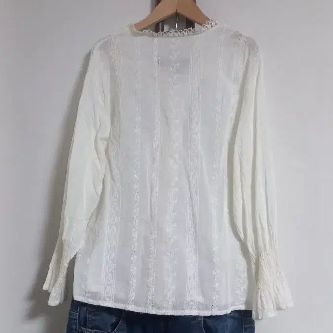 [BUNJANG] White V-Neck Lace Blouse Size 77 / 화이트 브이넥 레이스블라우스 77