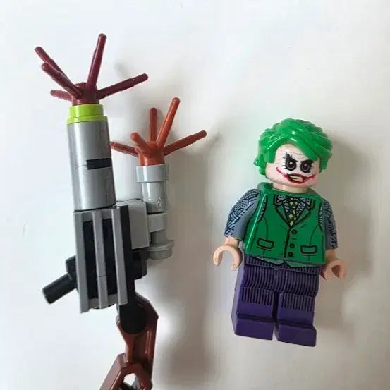 [BUNJANG] LEGO Joker Minifigure with Custom Weapon / 레고 조커 미니피겨 + 무기 판매합니다.