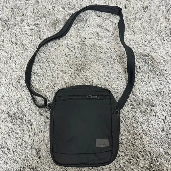 [BUNJANG] Pacsafe Unisex Crossbody Bag Black / 팩세이프 PACSAFE 공용 크로스백 가방 검정