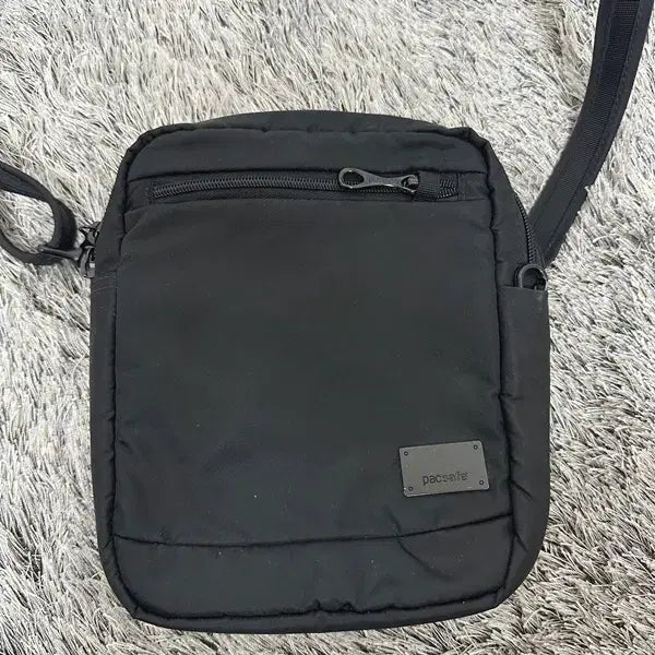 [BUNJANG] Pacsafe Unisex Crossbody Bag Black / 팩세이프 PACSAFE 공용 크로스백 가방 검정