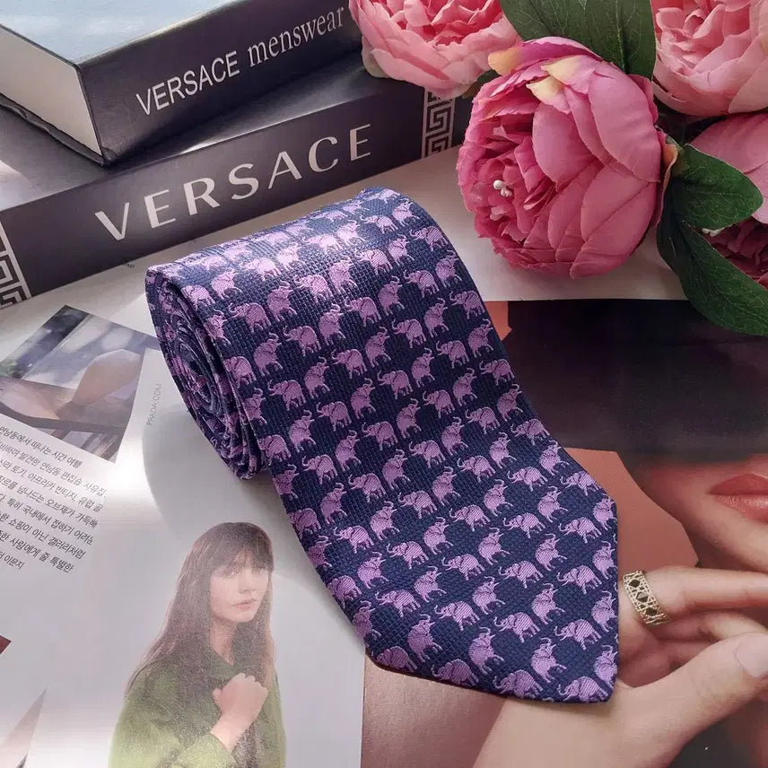 [BUNJANG] Versace Silk Purple &amp; Navy Elephant Pattern Necktie 9cm / 베르사체 실크 퍼플 &amp; 네이비 코끼리 패턴 넥타이 9cm S~A+등급 K