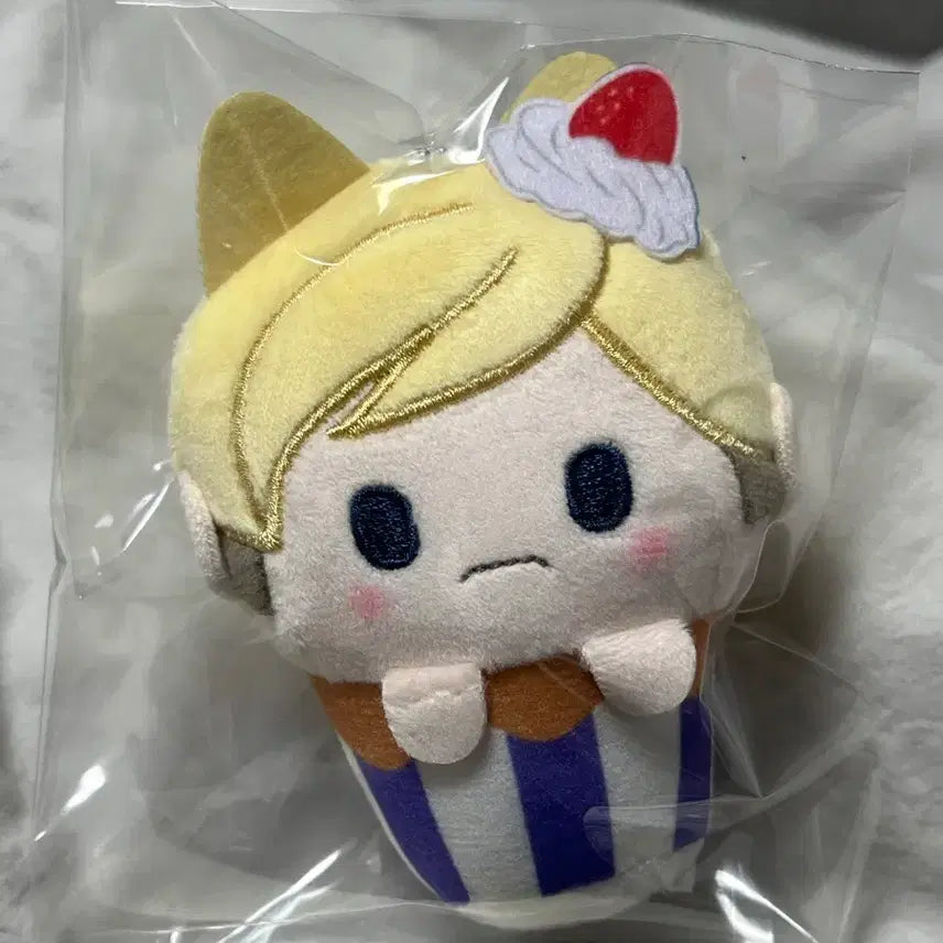 [BUNJANG] Attack on Titan Erwin Cupcake Tapinui Keyring / 진격의 거인 엘빈 컵케이크 타피누이 진격거 키링