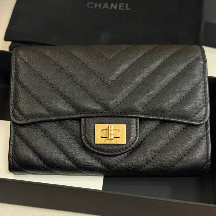 [BUNJANG] Chanel 2.55 Vintage Flap Medium Wallet Black Gold Hardware / [정품] 샤넬 2.55 빈티지 플랩 여성 중지갑 블랙 금장 / 27번대