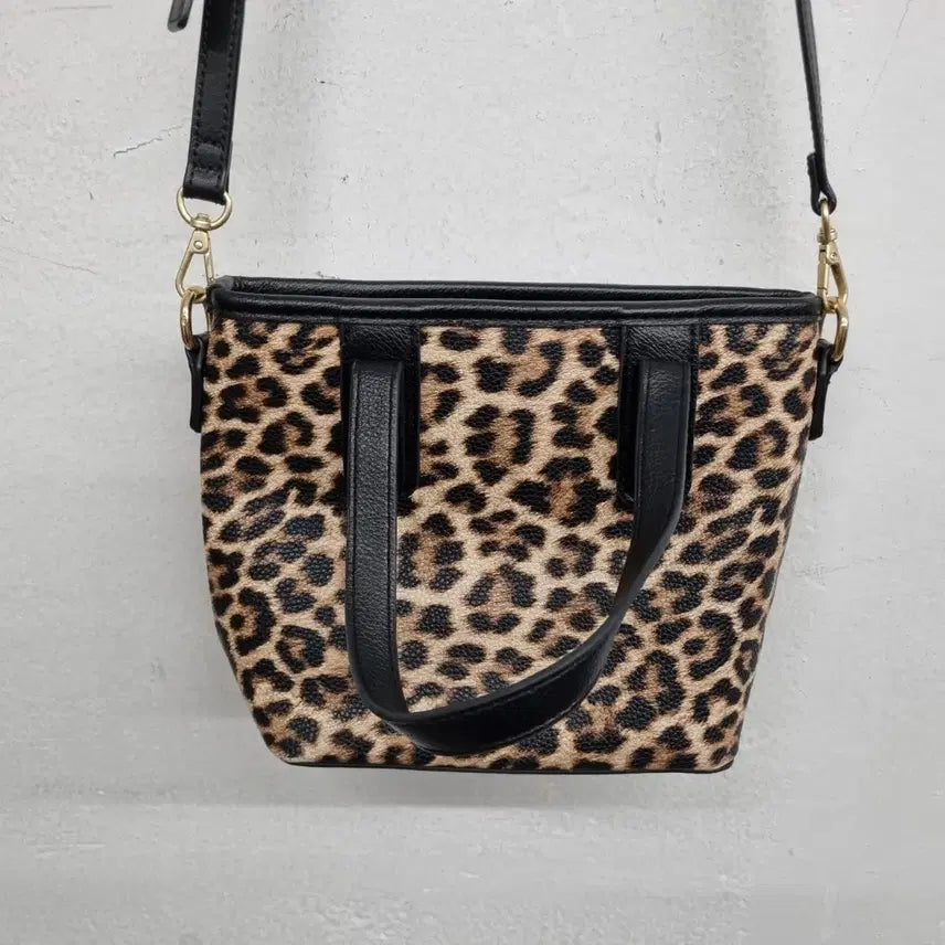 [BUNJANG] Blue Pepe Leopard Print Crossbody Shoulder Bag / [free size] 블루페페 호피 크로스백 숄더백