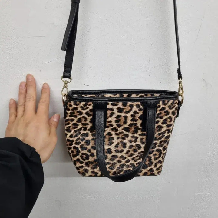 [BUNJANG] Blue Pepe Leopard Print Crossbody Shoulder Bag / [free size] 블루페페 호피 크로스백 숄더백