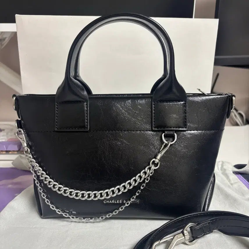 [BUNJANG] Charles &amp; Keith Atwood Crinkle Effect Chain Tote Bag / 찰스앤키스 앳우드 크링클 이펙트 체인 토트백