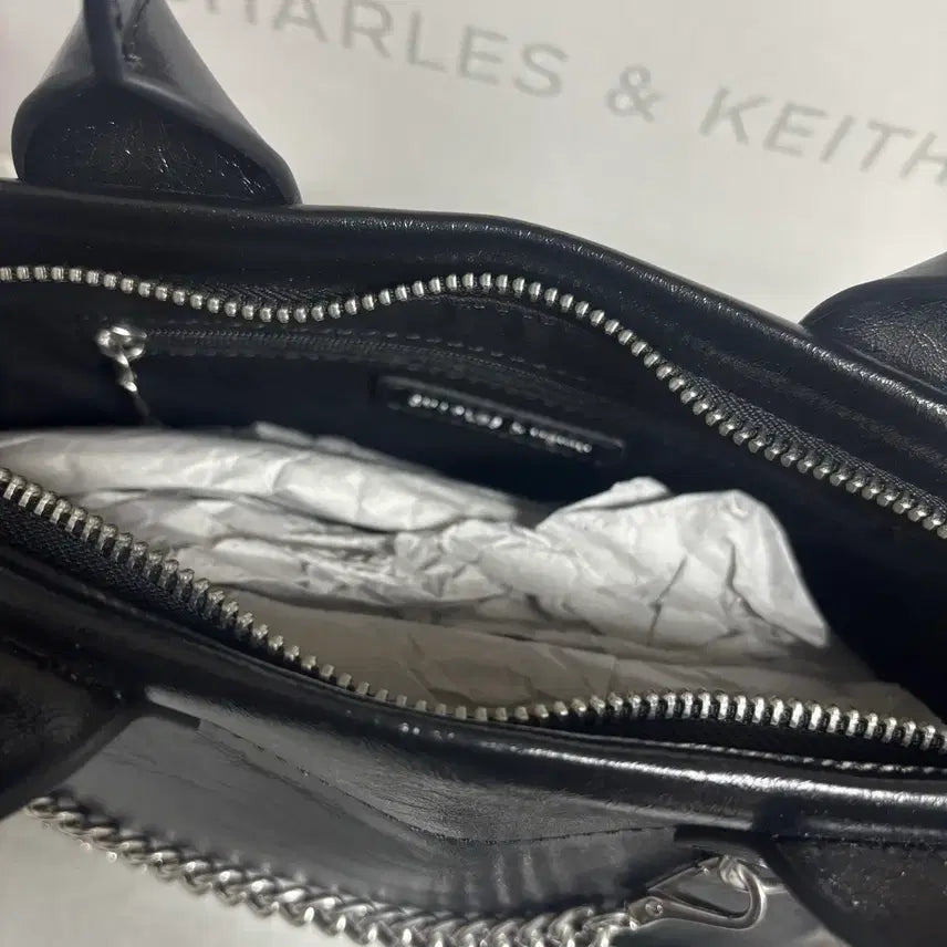 [BUNJANG] Charles &amp; Keith Atwood Crinkle Effect Chain Tote Bag / 찰스앤키스 앳우드 크링클 이펙트 체인 토트백