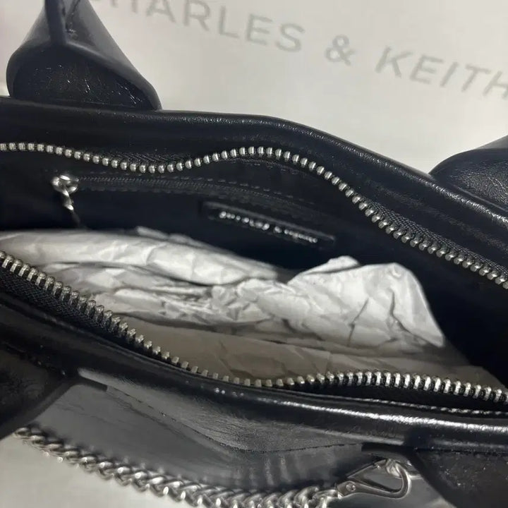[BUNJANG] Charles &amp; Keith Atwood Crinkle Effect Chain Tote Bag / 찰스앤키스 앳우드 크링클 이펙트 체인 토트백