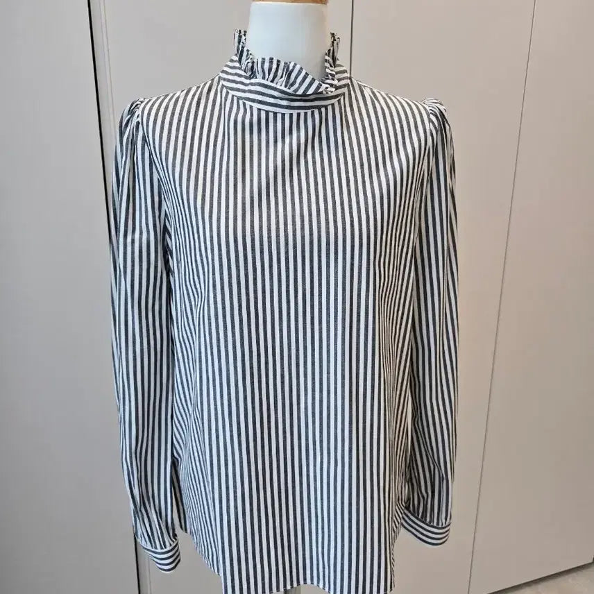[BUNJANG] Neck Point Stripe Shirt / 넥 포인트 스트라이프 셔츠