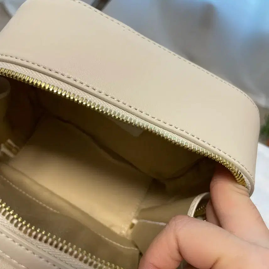 [BUNJANG] Ostkaka Square Mini Crossbody Bag (Genuine Leather, New) / 오스트카카 사각미니 크로스백 (소가죽 새상품)