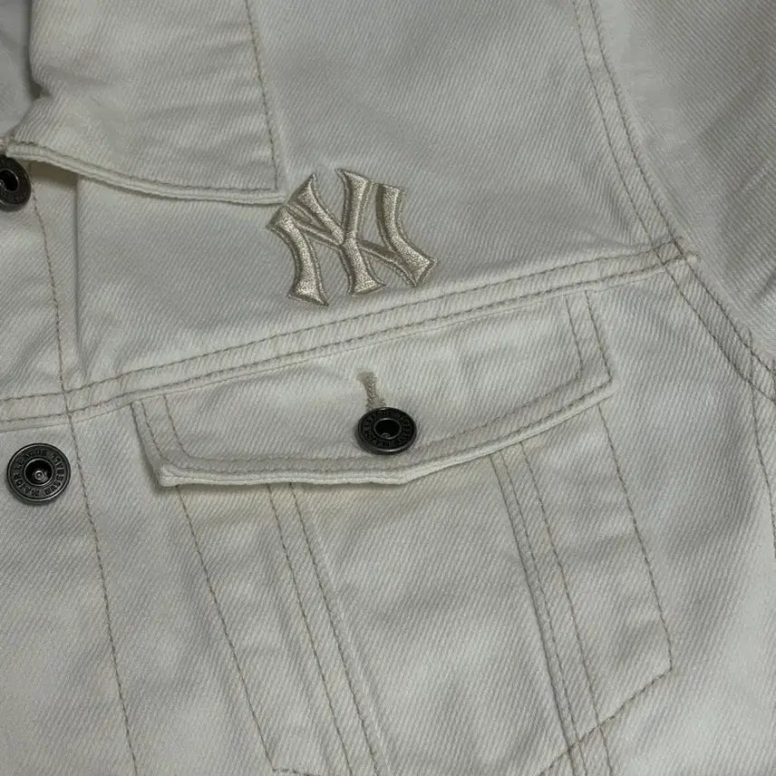 [BUNJANG] CRUX New York Yankees White Denim Jacket / CRUX 뉴욕 양키스 화이트 데님 자켓