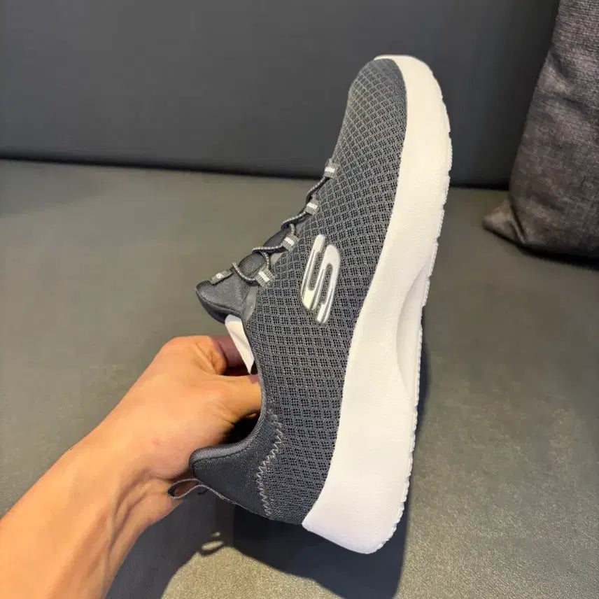 [SOLD OUT] 스케쳐스 운동화 250사이즈