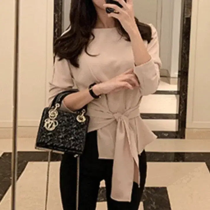 [BUNJANG] Renne Twisted Blouse Beige (FREE Size) / 새상품) 렌느 블라우스 베이지 꼬임 블라우스 (FREE)