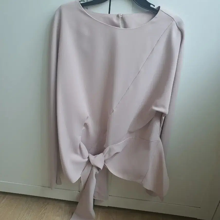 [BUNJANG] Renne Twisted Blouse Beige (FREE Size) / 새상품) 렌느 블라우스 베이지 꼬임 블라우스 (FREE)