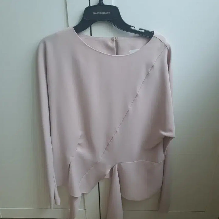 [BUNJANG] Renne Twisted Blouse Beige (FREE Size) / 새상품) 렌느 블라우스 베이지 꼬임 블라우스 (FREE)
