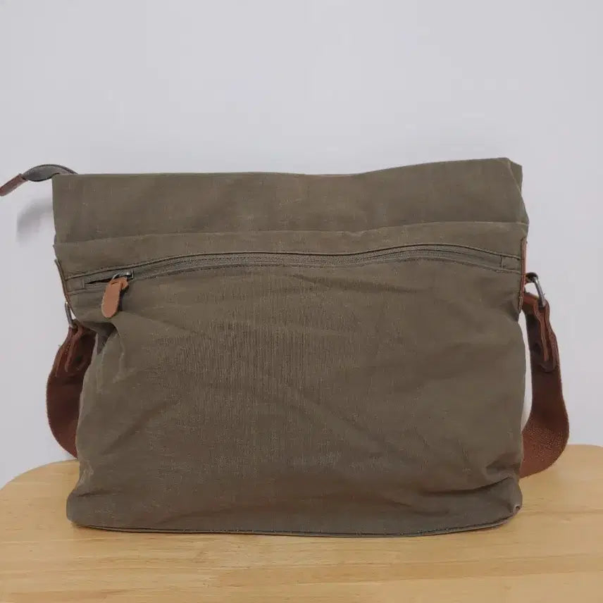 [BUNJANG] Aigle Khaki Messenger Bag / 에글 AIGLE 카키색 메신저백