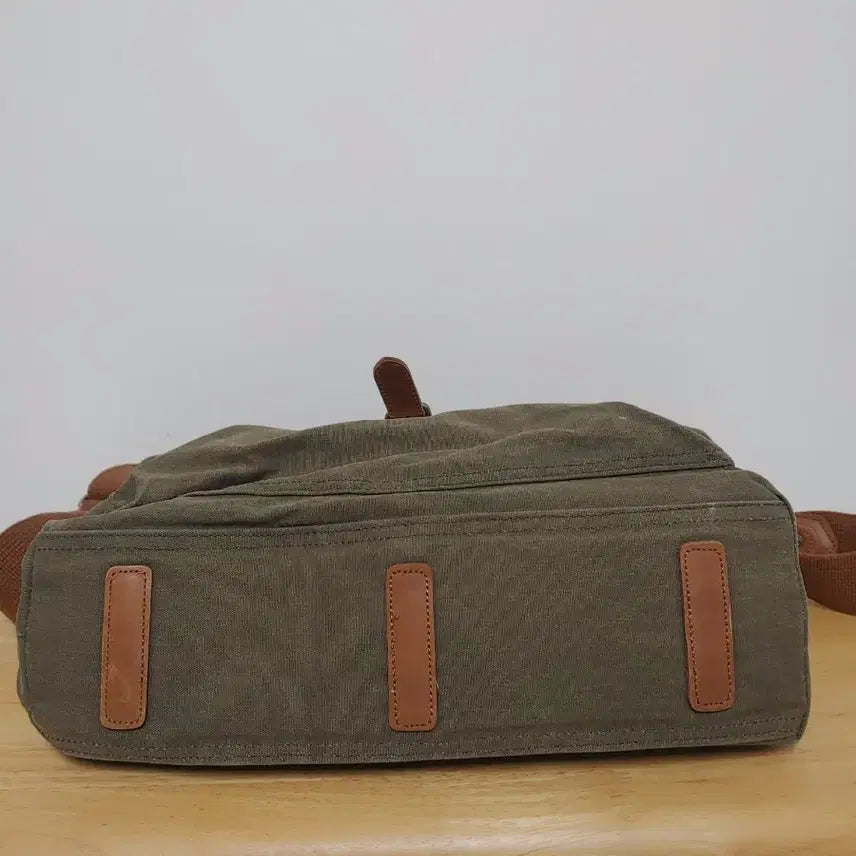 [BUNJANG] Aigle Khaki Messenger Bag / 에글 AIGLE 카키색 메신저백