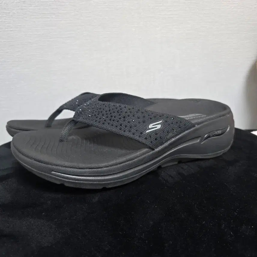 [BUNJANG] Skechers Arch Fit Black Flip-Flop Sandals / 스케쳐스 Arch Fit 블랙 쪼리 샌들